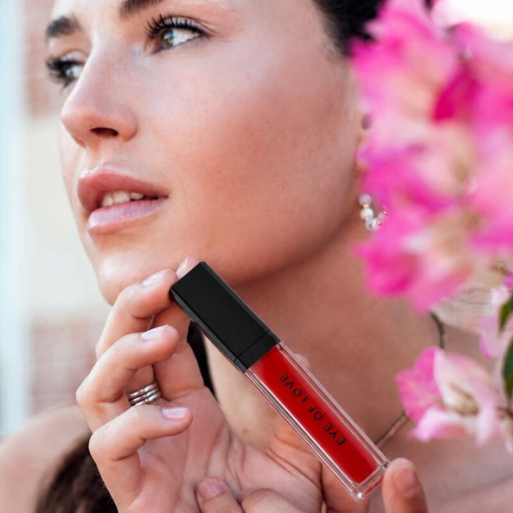 EYE OF LOVE - MATCHMAKER CRIMSON KISS BRILHO LABIAL VERMELHO COM EFEITO VOLUMIZADOR E FEROMÔNIOS 8.5 ML